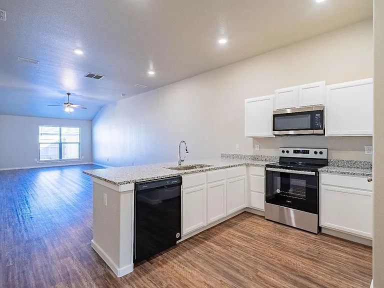 2114 N Avenue K — Photo 14