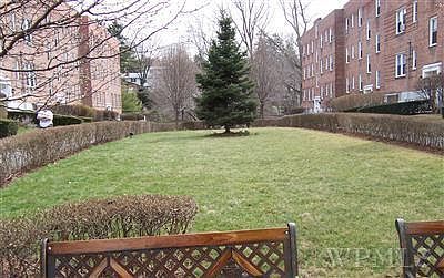 Center garden with benches 