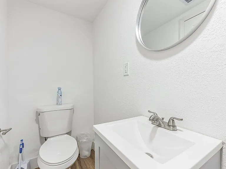 NW 20th Ave — Photo 8