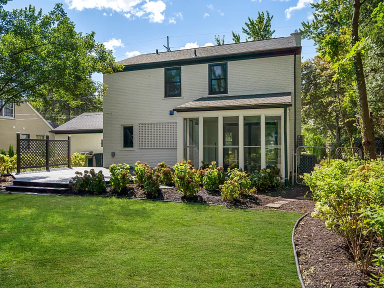 1054 Saxon Dr — Photo 24