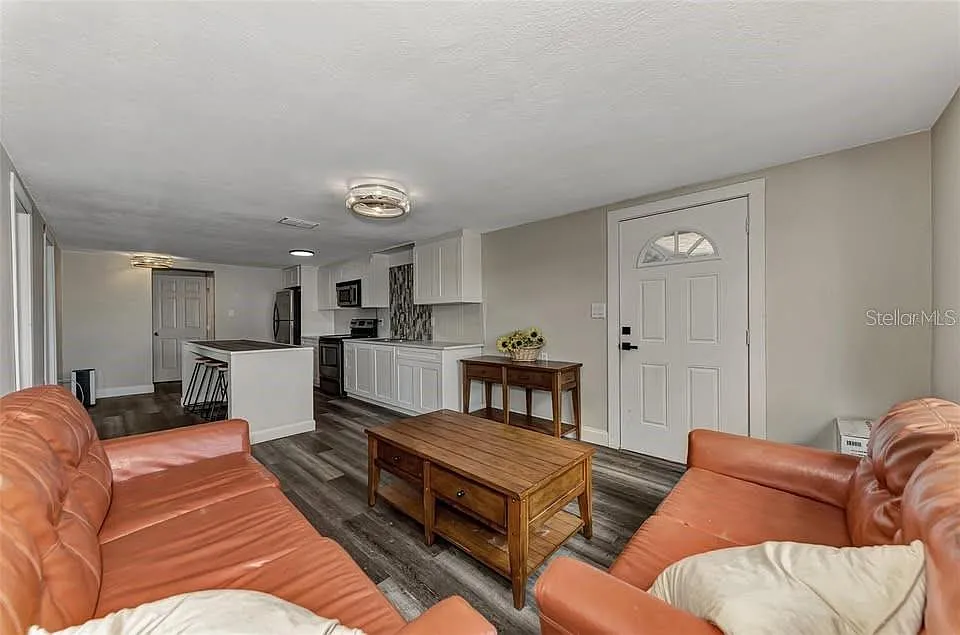 2 bed, 1.0 bath, 800 sqft, $1,600 — Photo 3