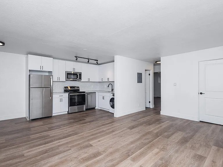 1301 E 33rd Ave — Photo 2