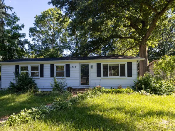 9650 Cooley Lake Rd, White Lake, MI 48386
