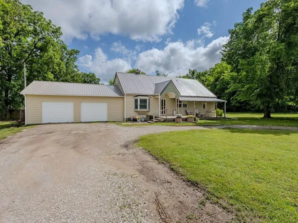 3005 W 8th St, Coffeyville, KS 67337