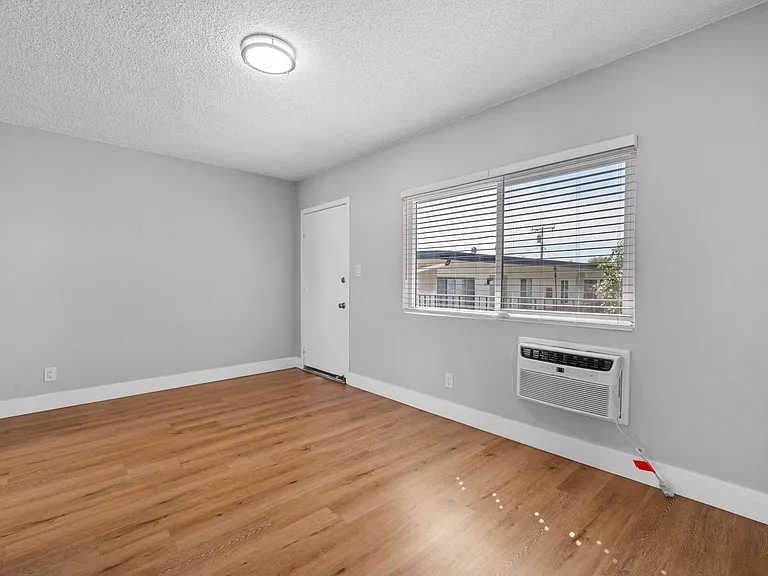 Colima Apartments — Photo 11