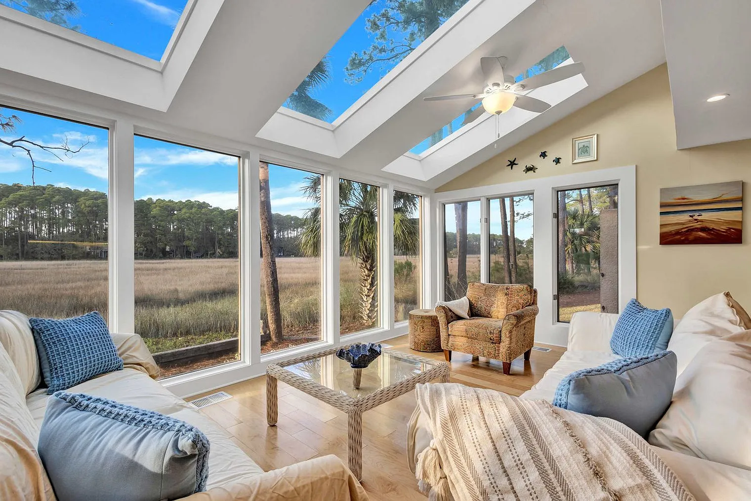 4 bed, 2.0 bath, 2551 sqft, $4,300 — Photo 4