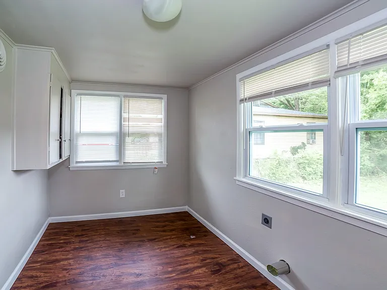 1733 E Marshall St — Photo 7