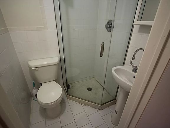 5th image of 319 W 30th St #2R