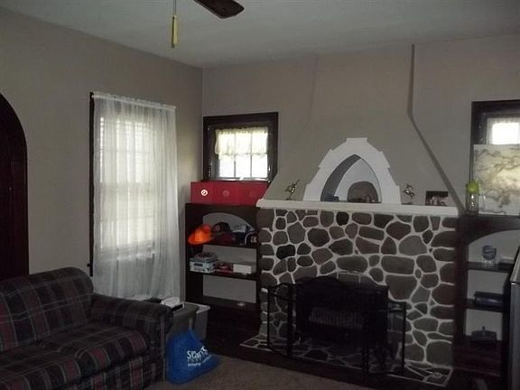 2nd image of 901 W Seymour Ave