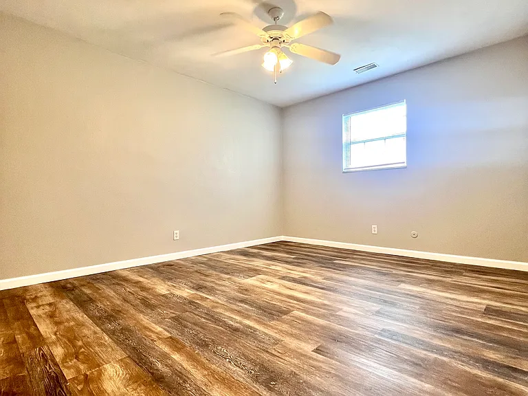 1107 Express Dr #4 — Photo 8