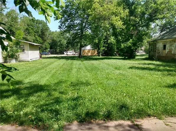 706 W Pacific Ave, Osawatomie, KS 66064