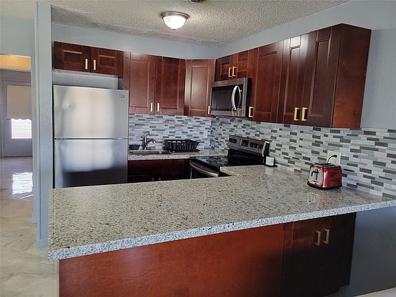 2nd image of 800 SW 11th Avenue #17