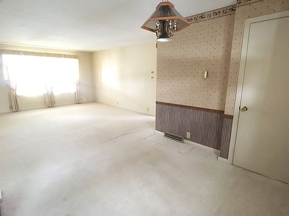 4th image of 301 Roselawn Dr