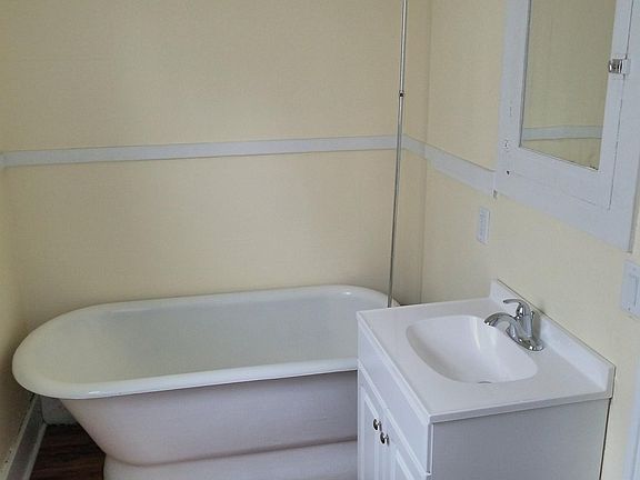 Garden tub in the bath.