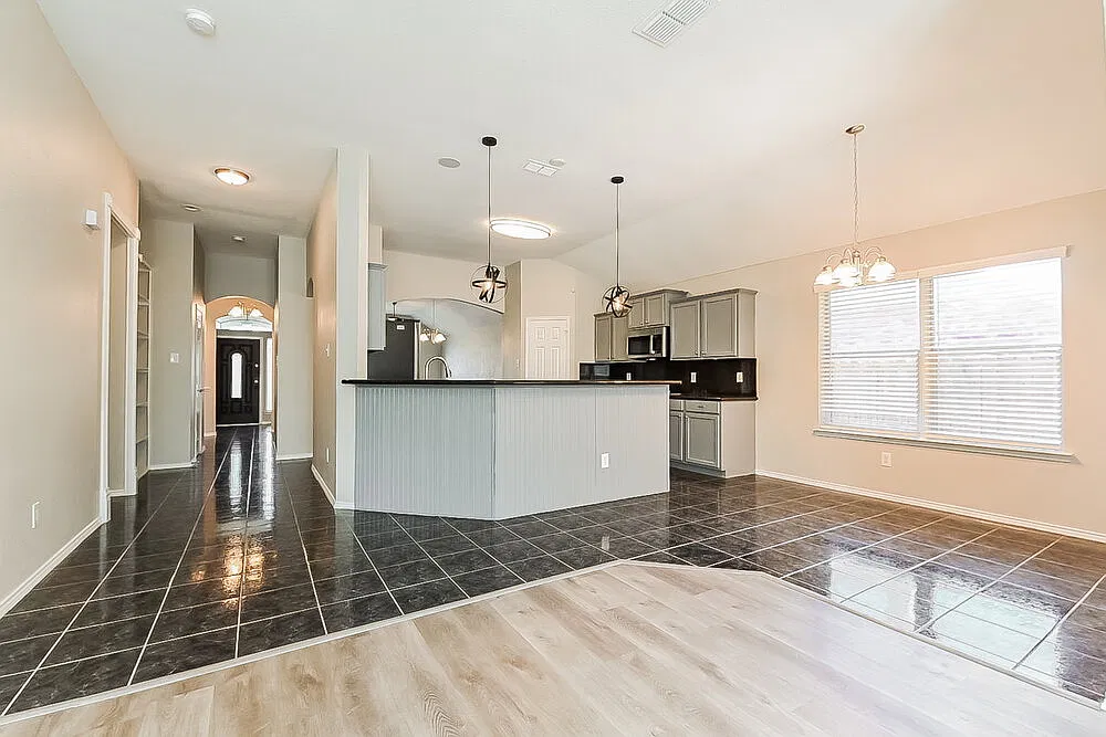3 bed, 2.0 bath, 2408 sqft, $2,515 — Photo 4