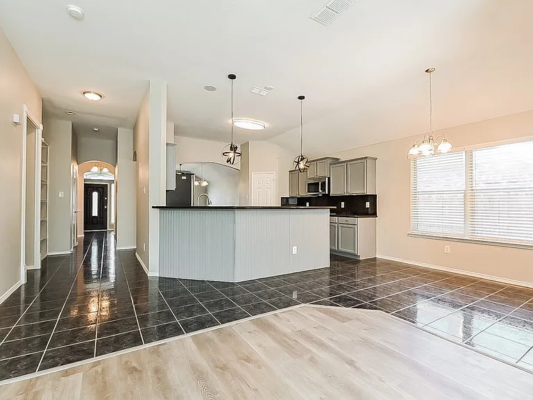 131 Annette St — Photo 4