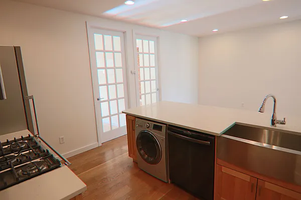 Rented by PMG Real Estate  | media 22