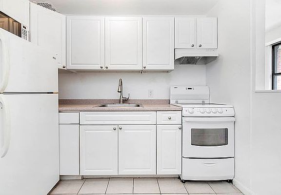 5th image of 220 Park Ave S APT 8A