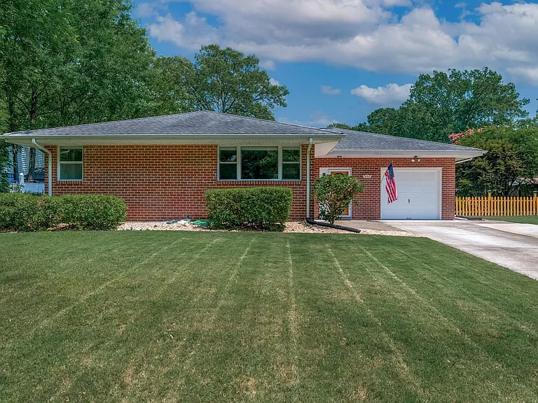 504 Kirkwood Ln — Photo 2