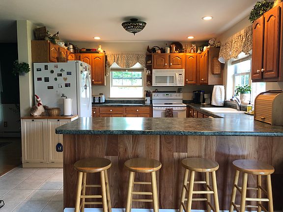 Kitchen and Breakfast Bar