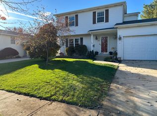 2805 Rocksbury Dr, Bloomington, IL 61705