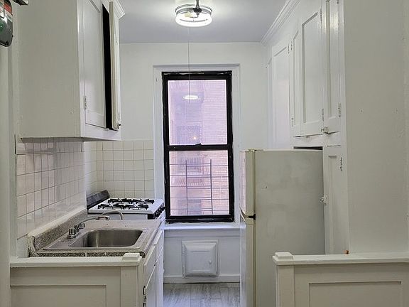 5th image of 110 Seaman Ave APT 7L