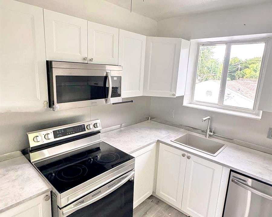1st image of 555 NE 72nd St #2