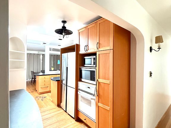 3rd image of 10870 Wellworth Ave