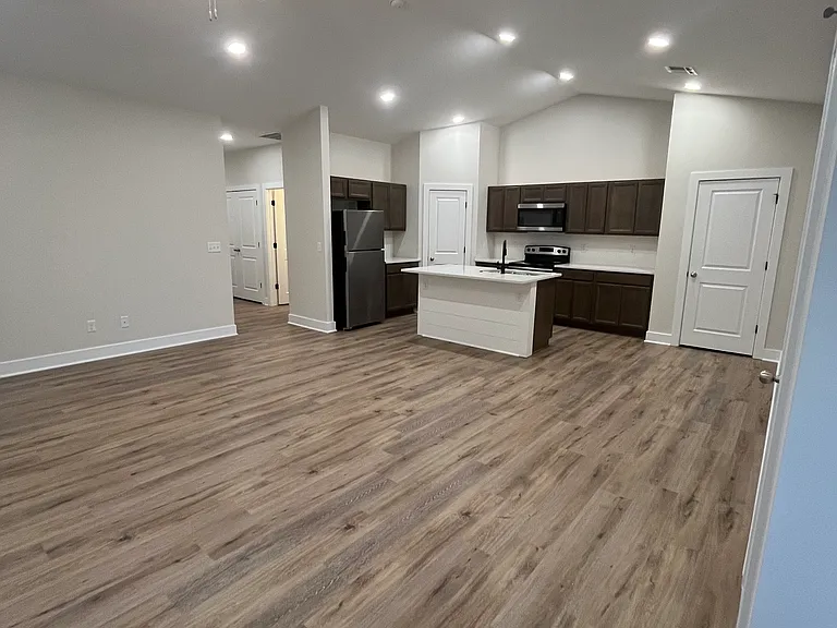 498 E Hayes St — Photo 2