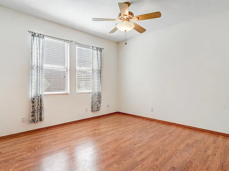 209 Manhattan Pl NW — Photo 13