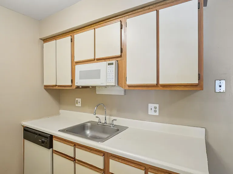 Plymouth Manor Apartments — Photo 18