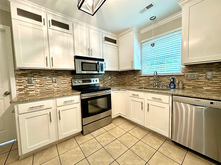 8425 Hirsch Dr — Photo 5