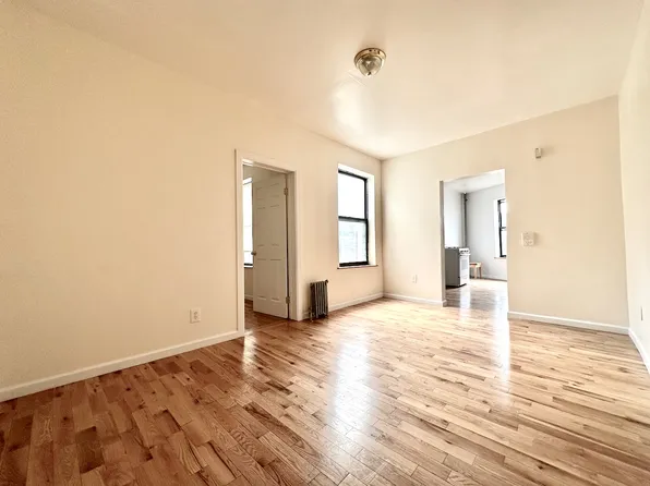 371 Wadsworth Avenue image 1 of 7