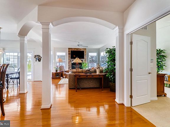 5th image of 19 Montvale Ct