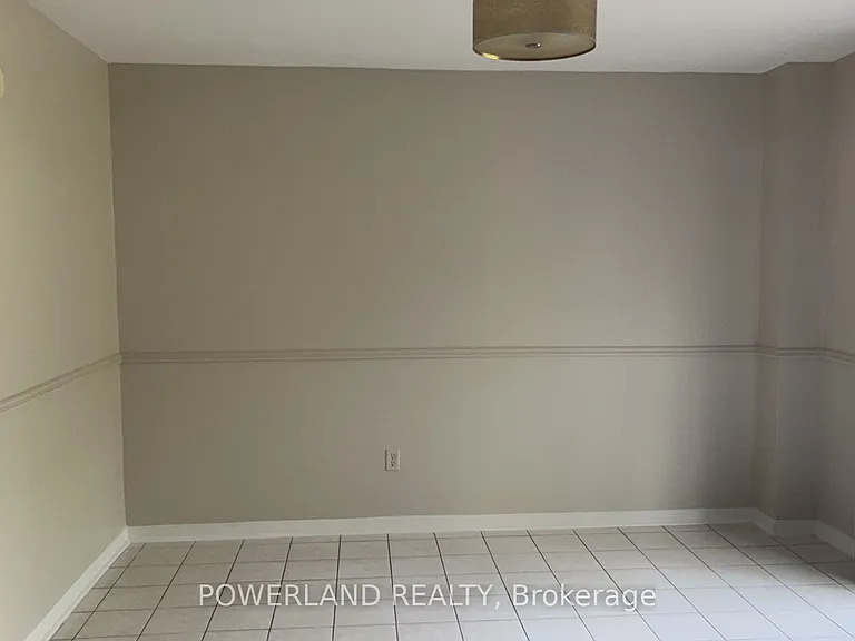 2441 Strathmore Cres — Photo 5