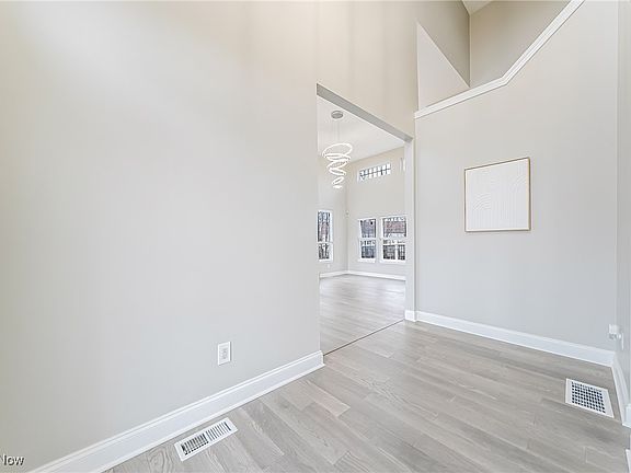 5th image of 37880 Lake Shore Blvd