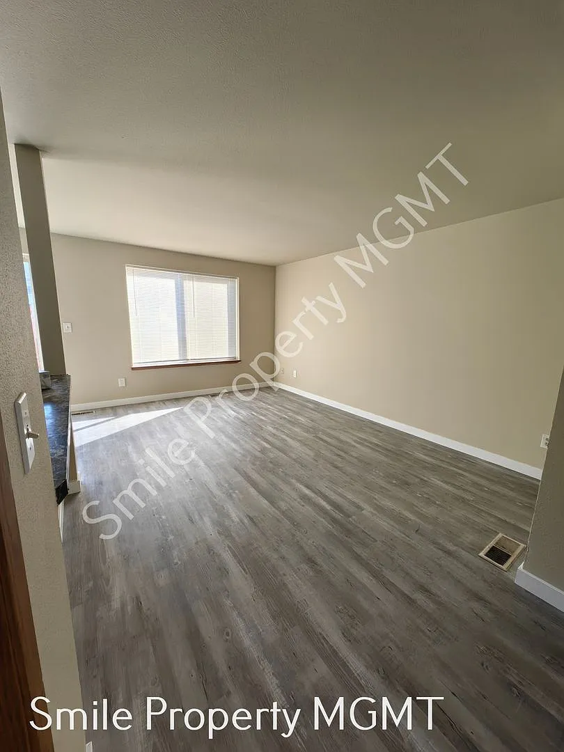 Recently updated New LVP Flooring, New Interior Painting, New Refrigerator. — Photo 4