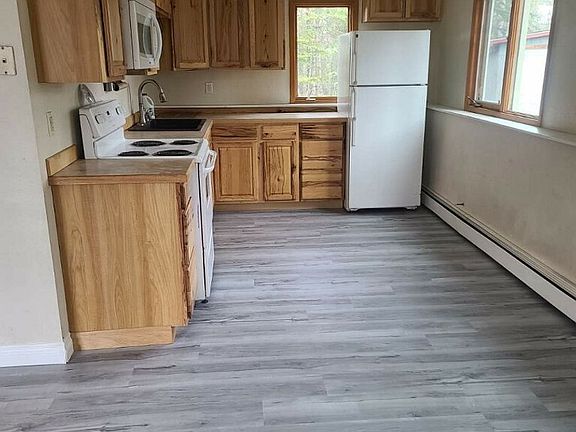 3rd image of 1090 S Salmonberry St #3