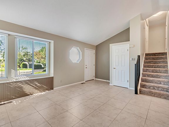 4th image of 582 E Meadow Hill Dr