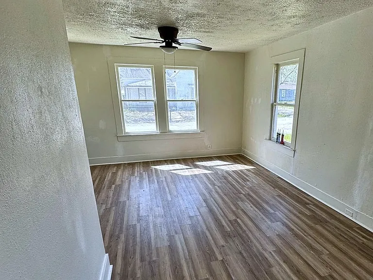 620 W 12th St — Photo 5