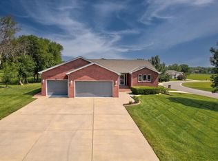 514 Quail Nest Rd, Winfield, KS 67156