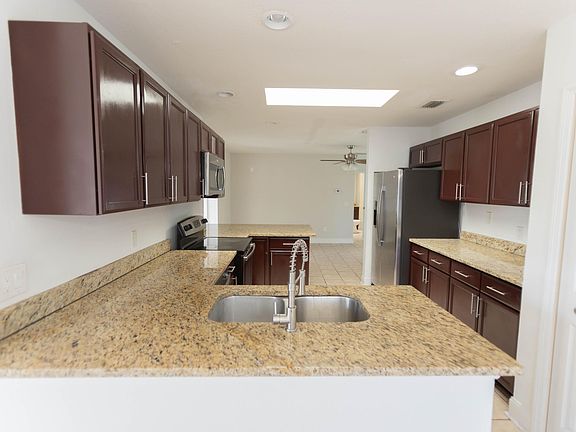 3rd image of 382 NE Genesee Avenue