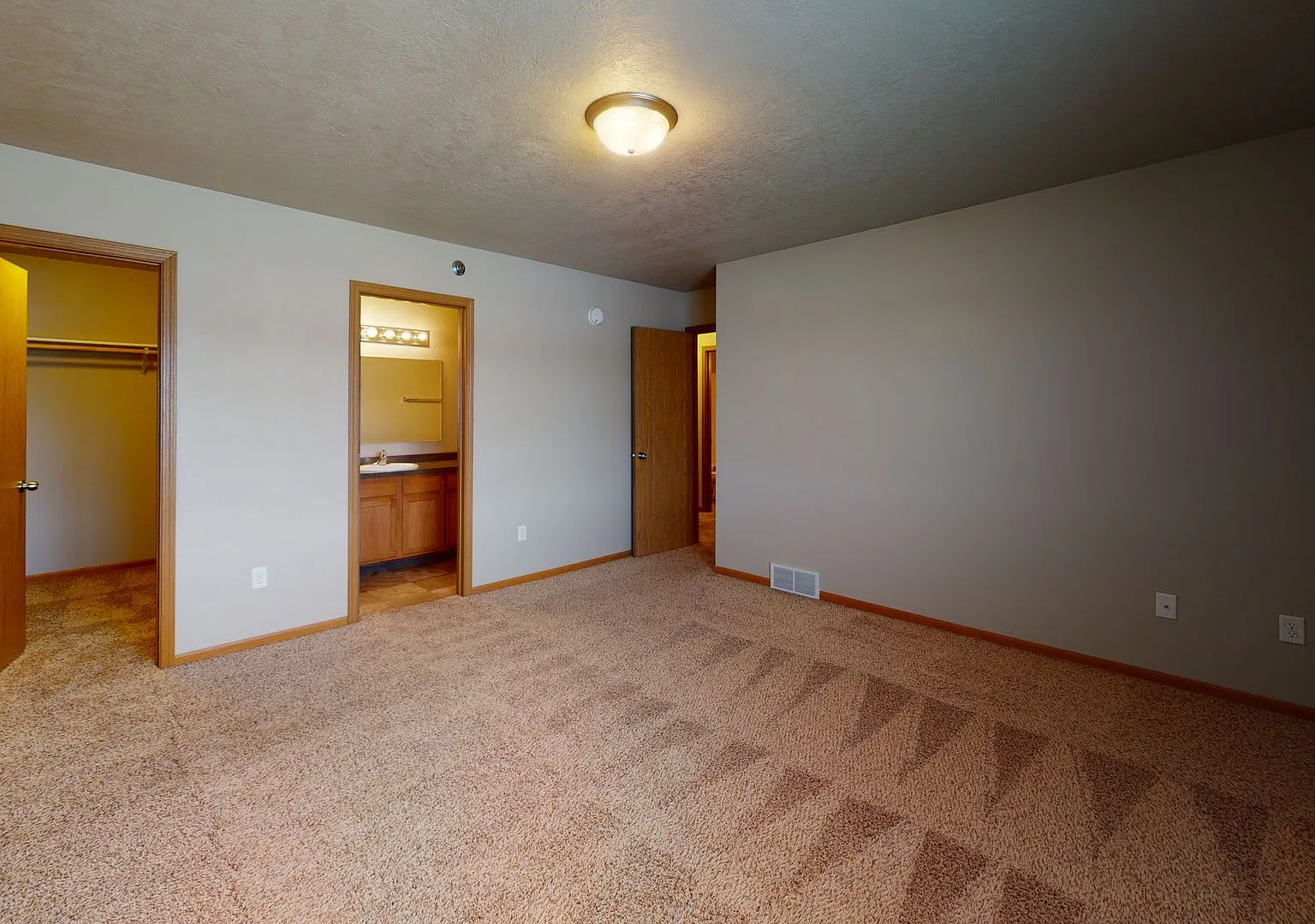 2102-2136 Landmark Circle — Photo 4