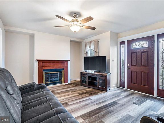 3rd image of 608 Picadilly Dr