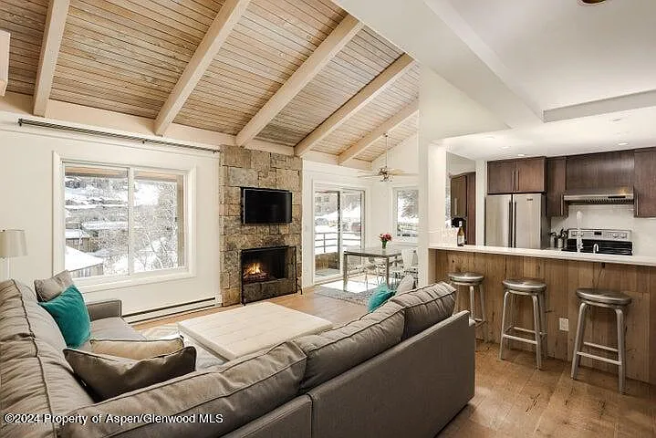 3 bed, 1246 sqft, $9,750 — Photo 1