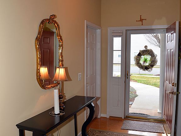 3rd image of 402 Paulette Cir
