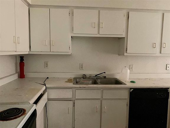 5th image of 5625 Antoine Dr #1211