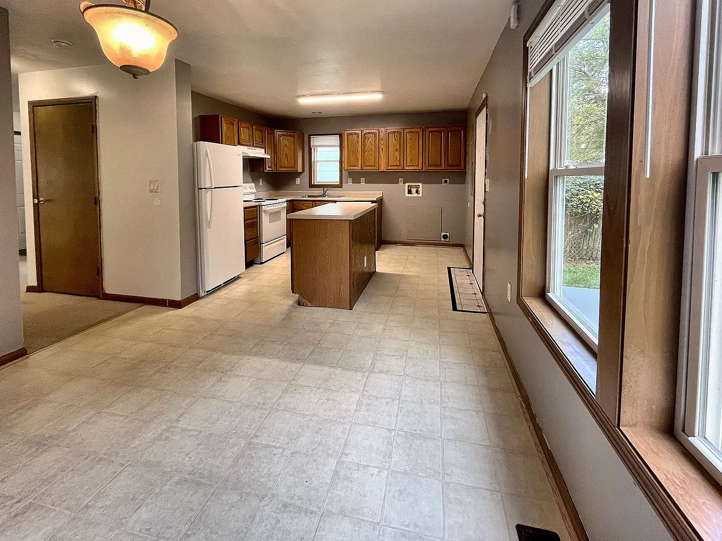 Newer Build 4 Bedroom, 2 Full Bath Home with Garage and New Dishwasher — Photo 4
