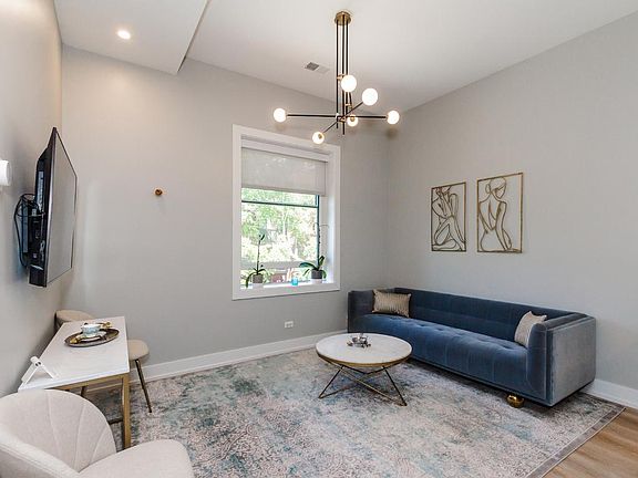 4th image of 448 W Barry Ave #205
