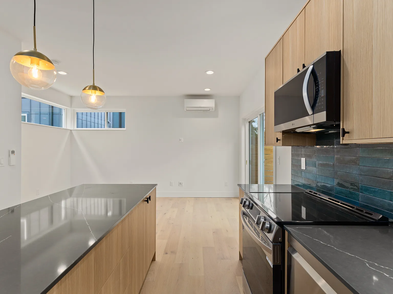 2 bed, 834 sqft, $2,700 — Photo 2